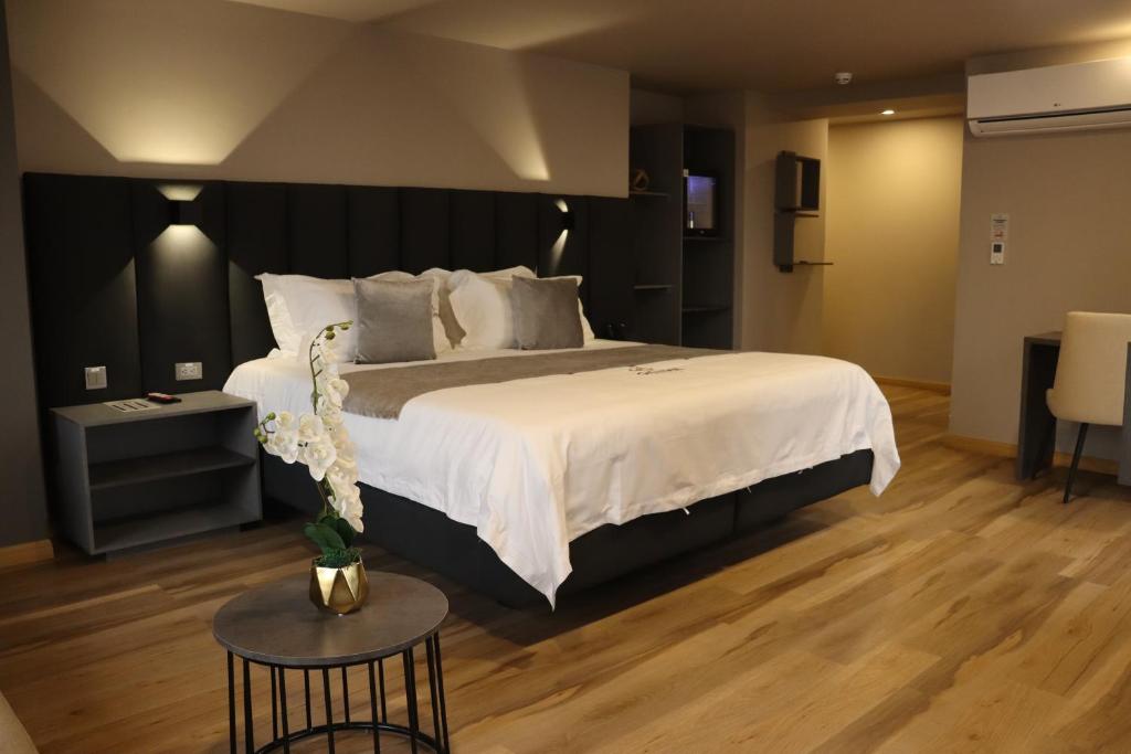 Postel nebo postele na pokoji v ubytování Giluxe Hotel