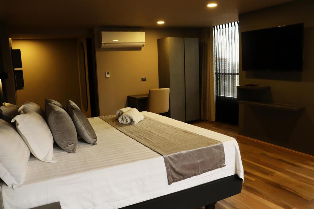 Postel nebo postele na pokoji v ubytování Giluxe Hotel