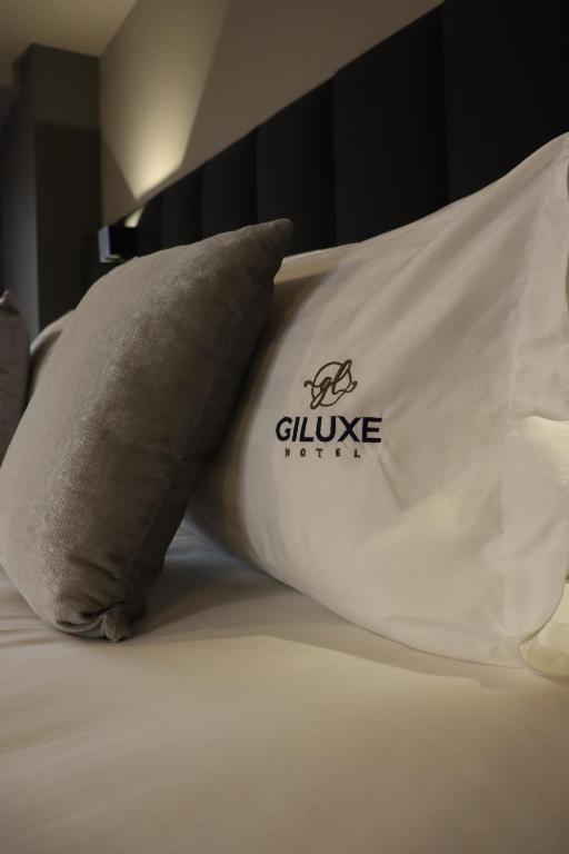 Postel nebo postele na pokoji v ubytování Giluxe Hotel