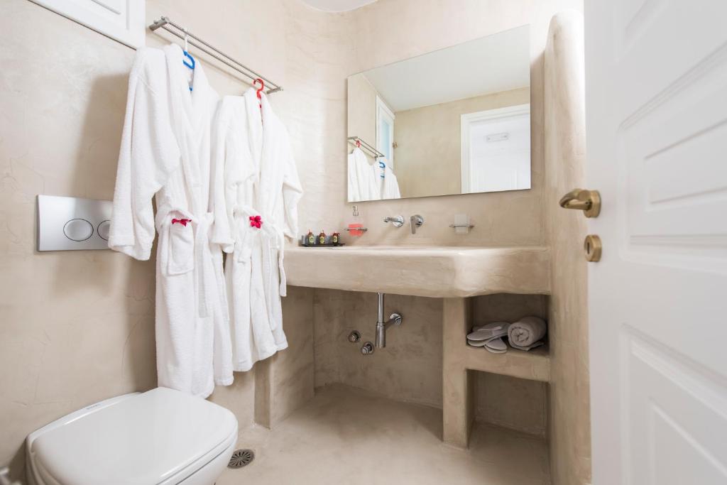 Koupelna v ubytování Cycladic Islands Hotel & Spa