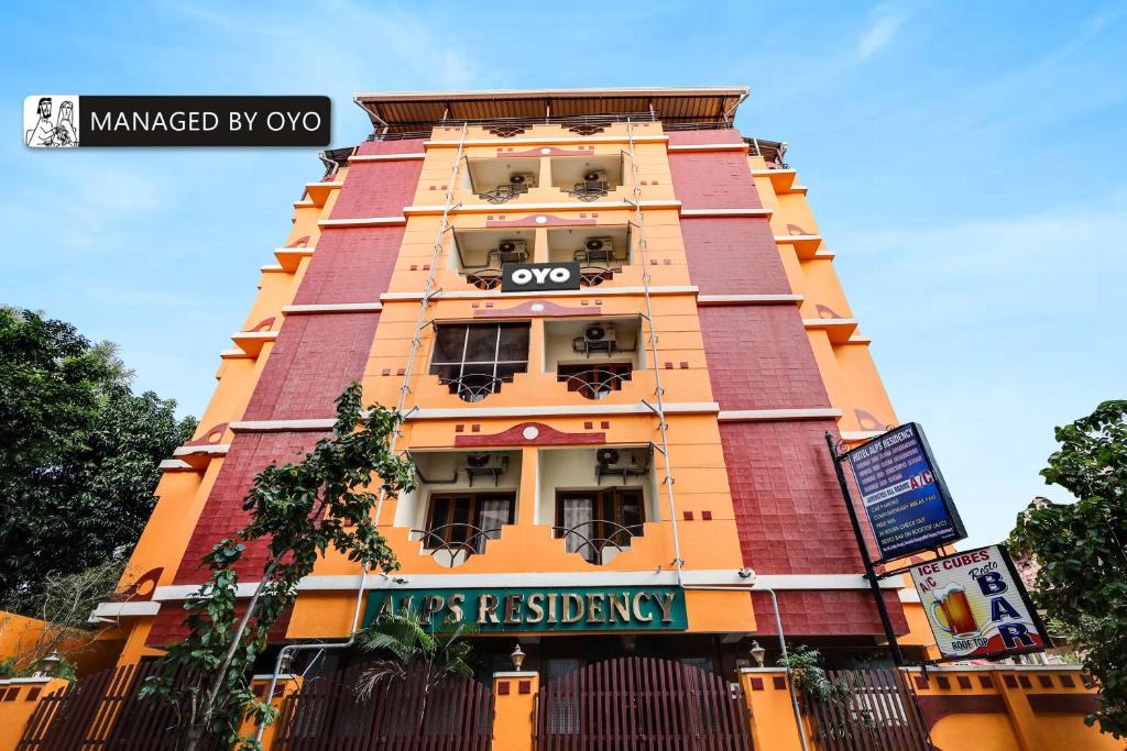 Un edificio alto de color naranja con un letrero. en Townhouse 1295 Alps Residency, en Pondicherry