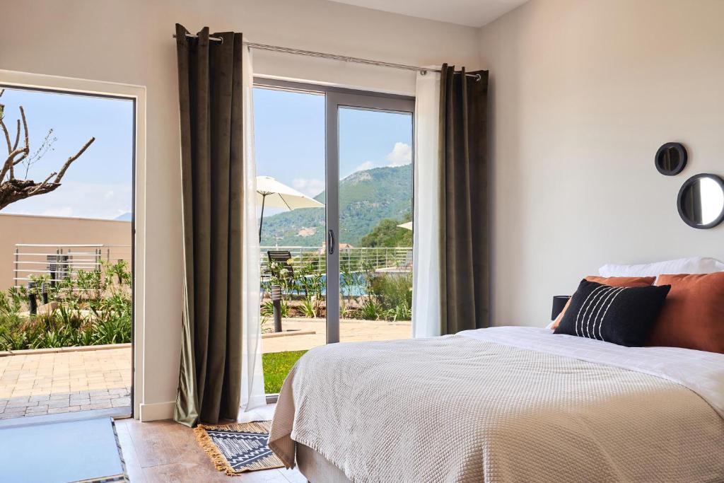 Nespecifikovaný výhled na hory nebo výhled na hory při pohledu z aparthotelu