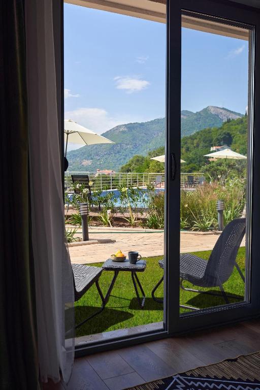 Nespecifikovaný výhled na hory nebo výhled na hory při pohledu z aparthotelu