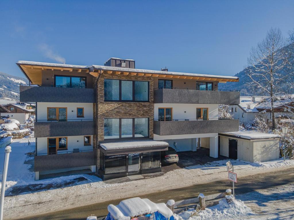 ein Bild eines Hauses im Schnee in der Unterkunft Appartement Andrea Cäciel in Brixen im Thale