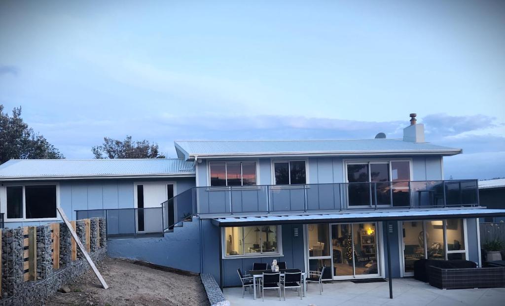 Cette maison bleue dispose d'un balcon et d'une terrasse. dans l'établissement #40 At The Beach, à Waitarere