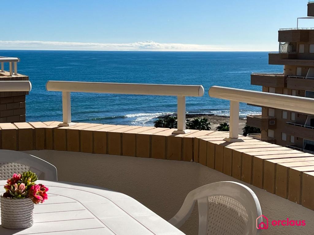 d'une table et de chaises sur un balcon donnant sur l'océan. dans l'établissement Tu Sueño en el Mediterráneo, à Oropesa del Mar