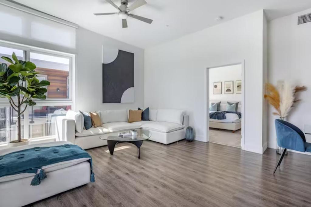 Harbor Elegance Your Waterfront Retreat Balcony, Los Angeles (updated prices 2024)