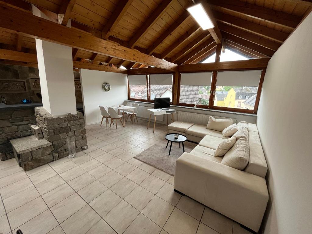 Stilvolle Wohnung mit Terasse und Garten, HöhrGrenzhausen