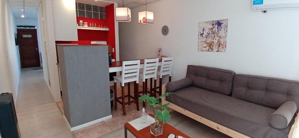 Il comprend un salon avec un canapé et une cuisine. dans l'établissement DEPARTAMENTOS SAAVEDRA dto 3 y 4, à Viedma