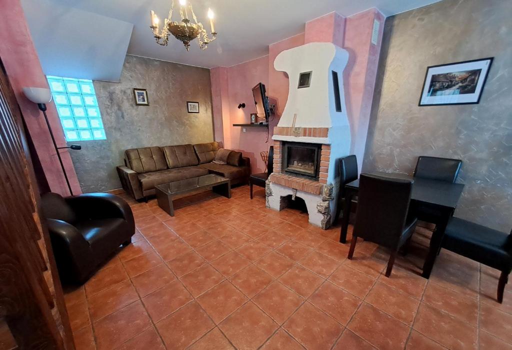 ein Wohnzimmer mit einem Sofa und einem Kamin in der Unterkunft Apartaments Gory in Burg Niedzica