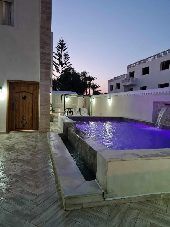 una piscina en medio de una casa en Raya en Midoun