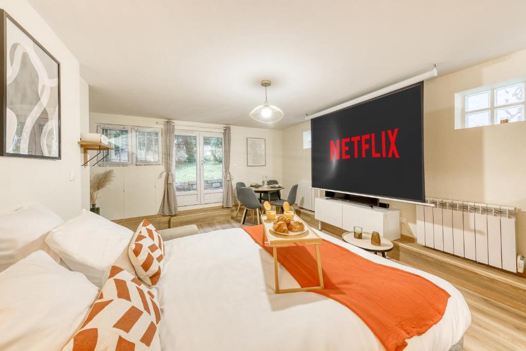 ein Hotelzimmer mit einem Netflix-Schild an der Wand in der Unterkunft Le ciné cocon - Serenito Homes in Les Pavillons-sous-Bois
