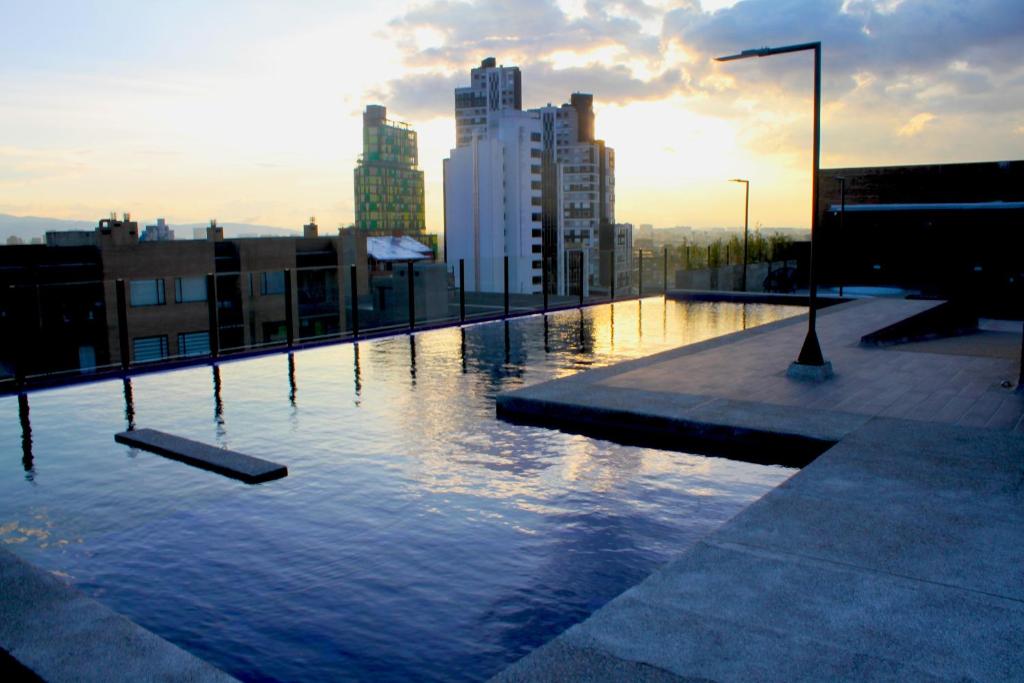 una piscina de agua en el techo de un edificio en Loft Club House Chapinero, en Bogotá