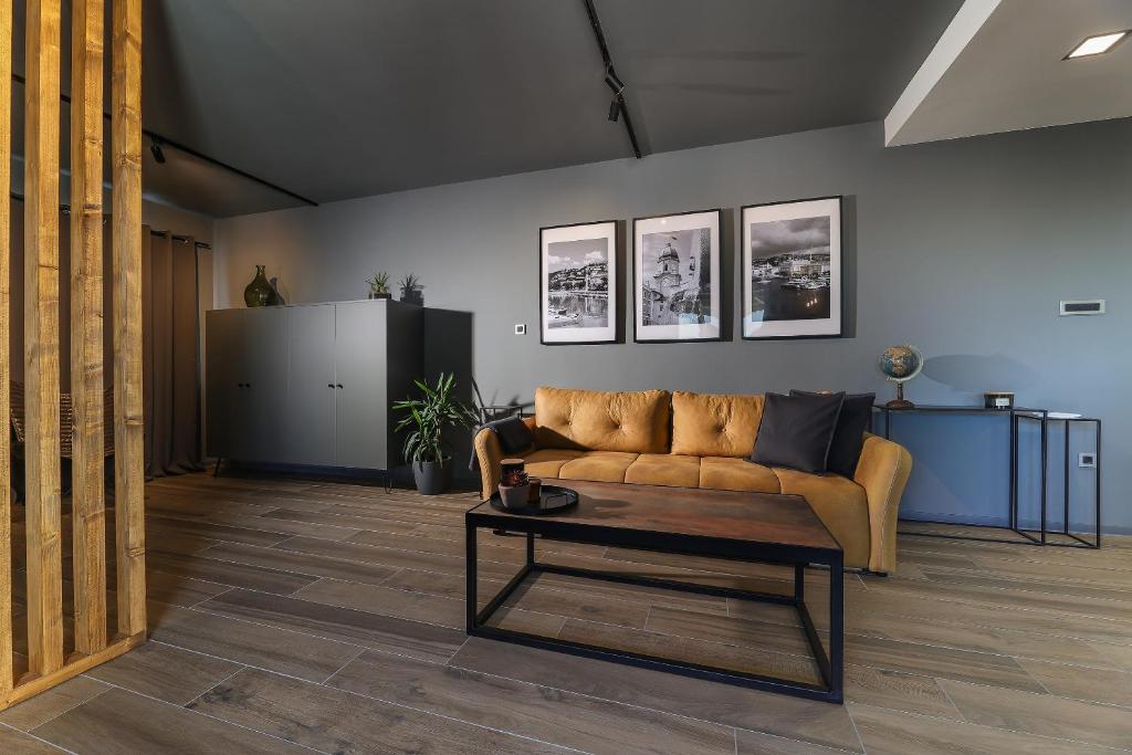 - un salon avec un canapé et une table basse dans l'établissement SPA Studio apartment SPApartman, à Rijeka