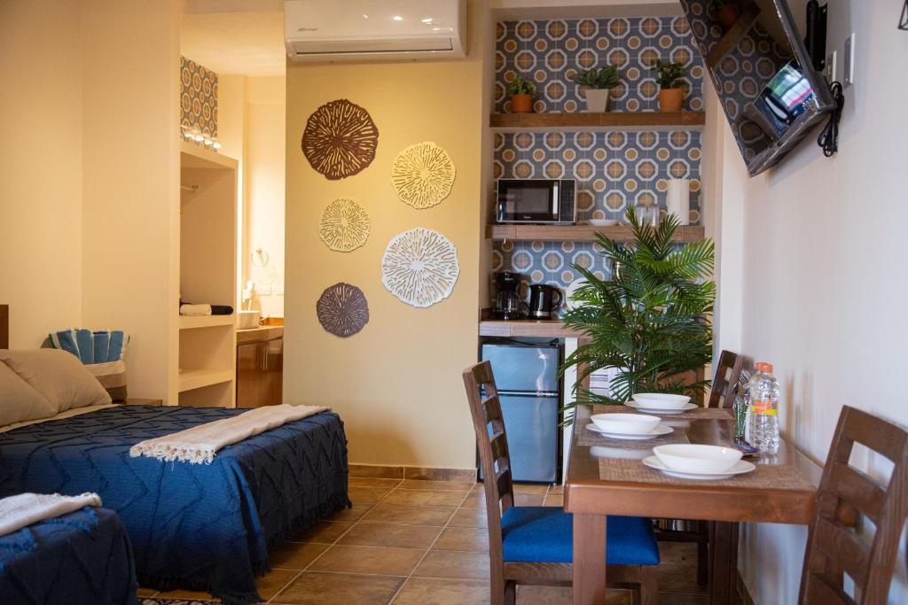 ラパスにあるEstancia 104のテーブルとダイニングルームのある部屋