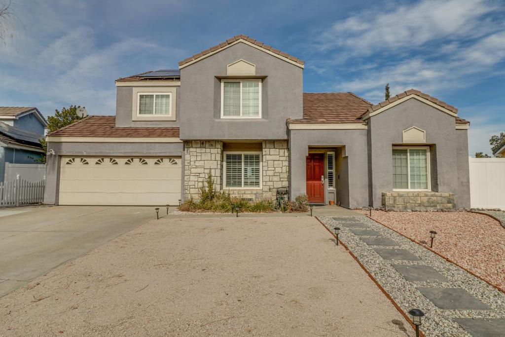 Palmdale Home with Patio, Gas Grill and Fireplace!, Palmdale Updated 2024 Prices