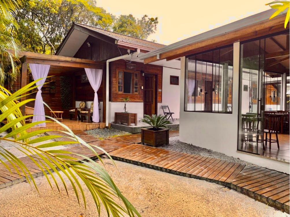 Casa con terraza de madera y patio en Pousada Do Siri, en Ilha do Mel