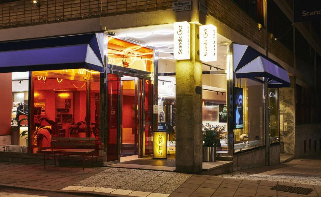 ストックホルムにあるScandic GO, Upplandsgatan 4の窓の看板を持つ店舗前