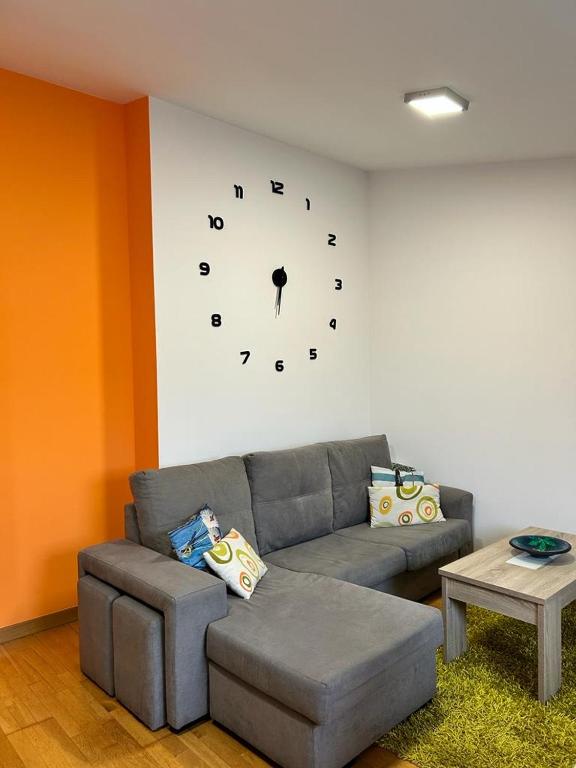 Posezení v ubytování Acogedor apartamento ático en el centro de O Porriño