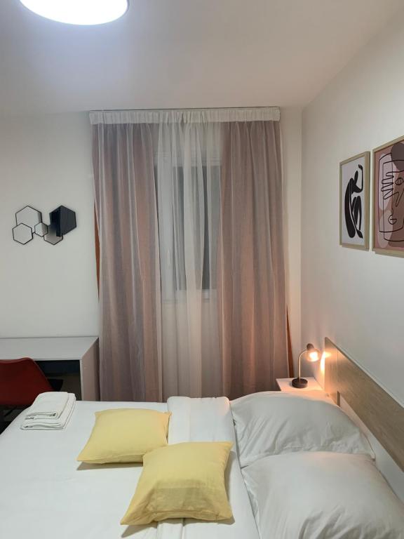 En eller flere senge i et værelse på APPARTEMENT RECENT 3 CHAMBRES