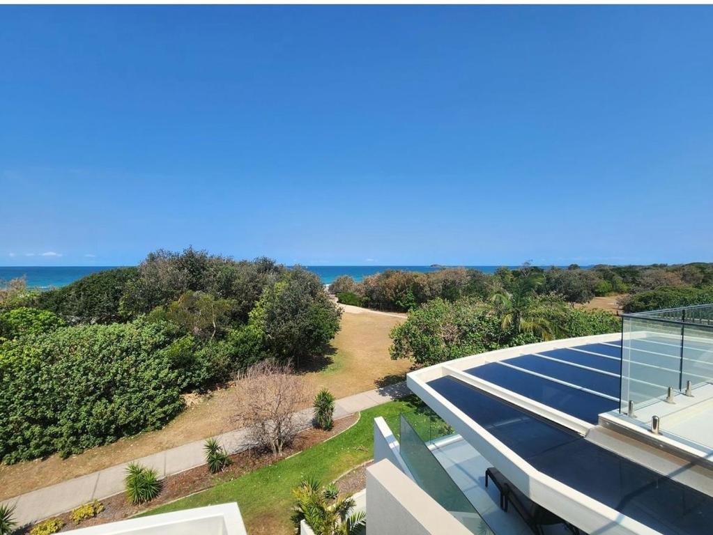 uma vista aérea de uma casa com uma matriz solar em Amazing Water Views with Direct Beach Access em Marcoola