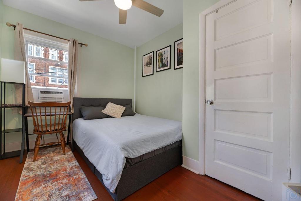 Habitación pequeña con cama y puerta en Historic Petworth Homestay, en Washington