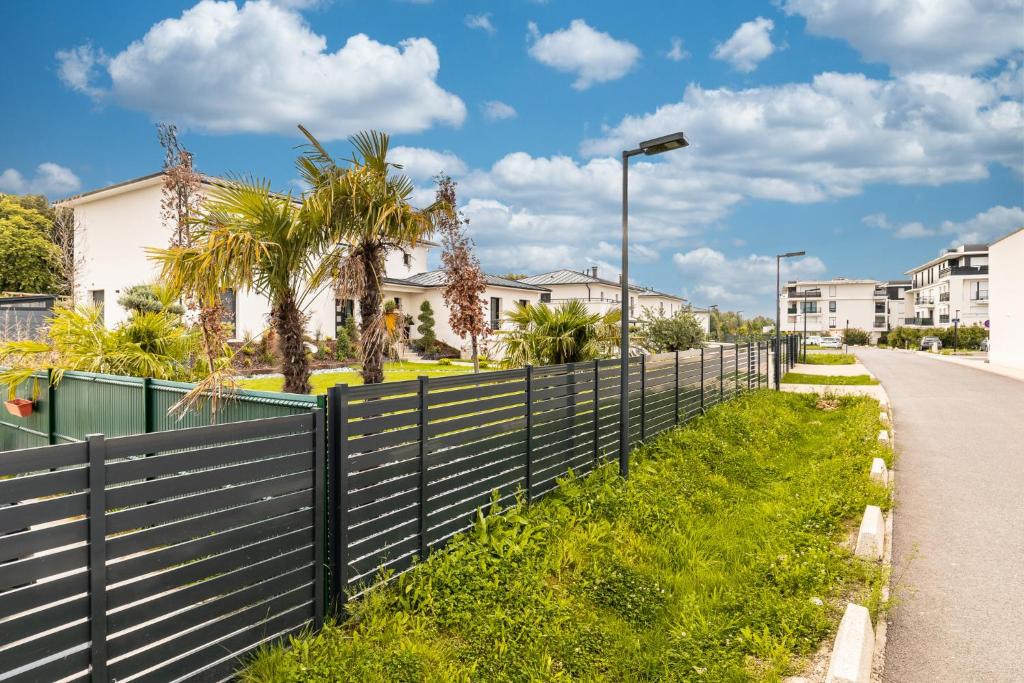 King Size Bed - Free Private Parking - Garden & Terrace - 14min from DisneyLand - Housity