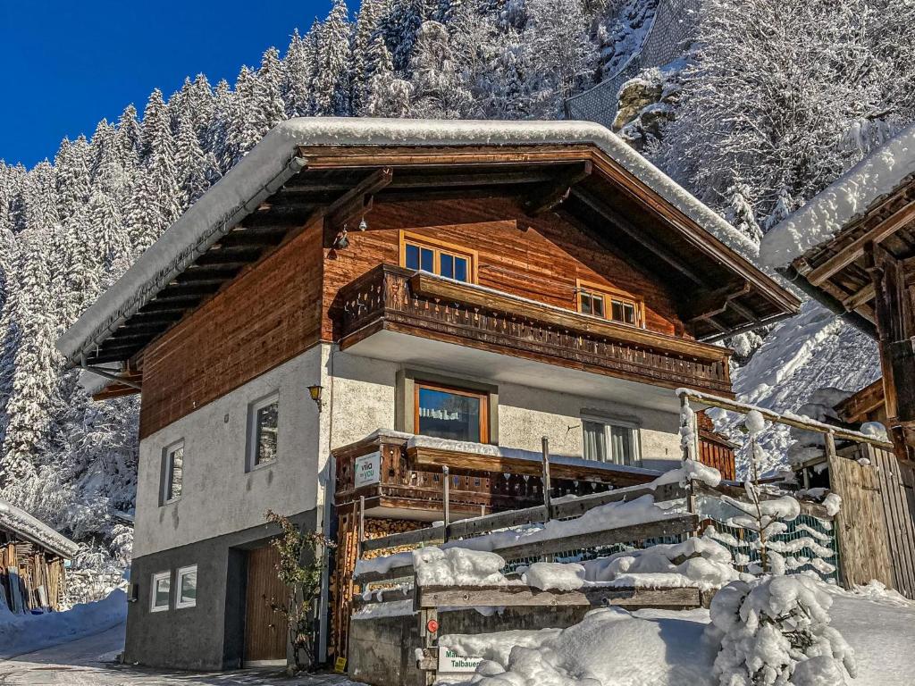 una cabaña de madera en la nieve en una montaña en Apartment Leiter, en Bramberg am Wildkogel