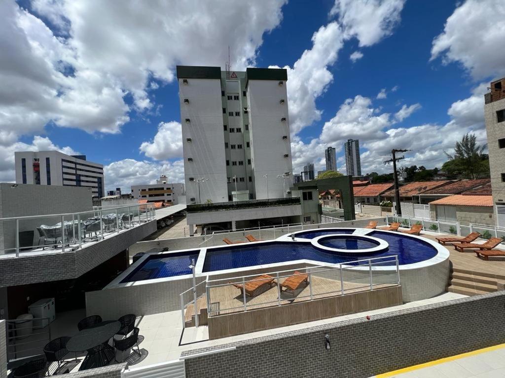 uma grande piscina no topo de um edifício em Apartamento de Alto Padrão Recém Inaugurado em Campina Grande