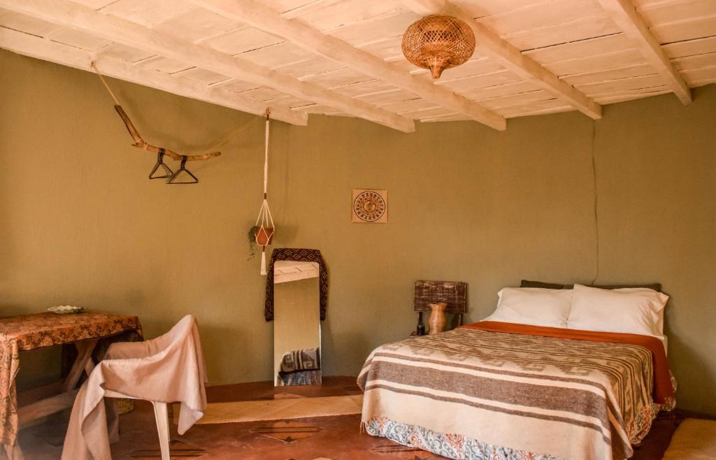 - une chambre avec un lit et un plafond en bois dans l'établissement Bambuddha - Garden Suite at Lakehouse, à San Pedro de la Laguna