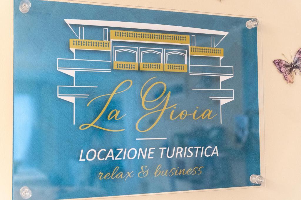 una señal para un hotel con una mariposa en él en LaGioia Relax&Business, en Casale Monferrato