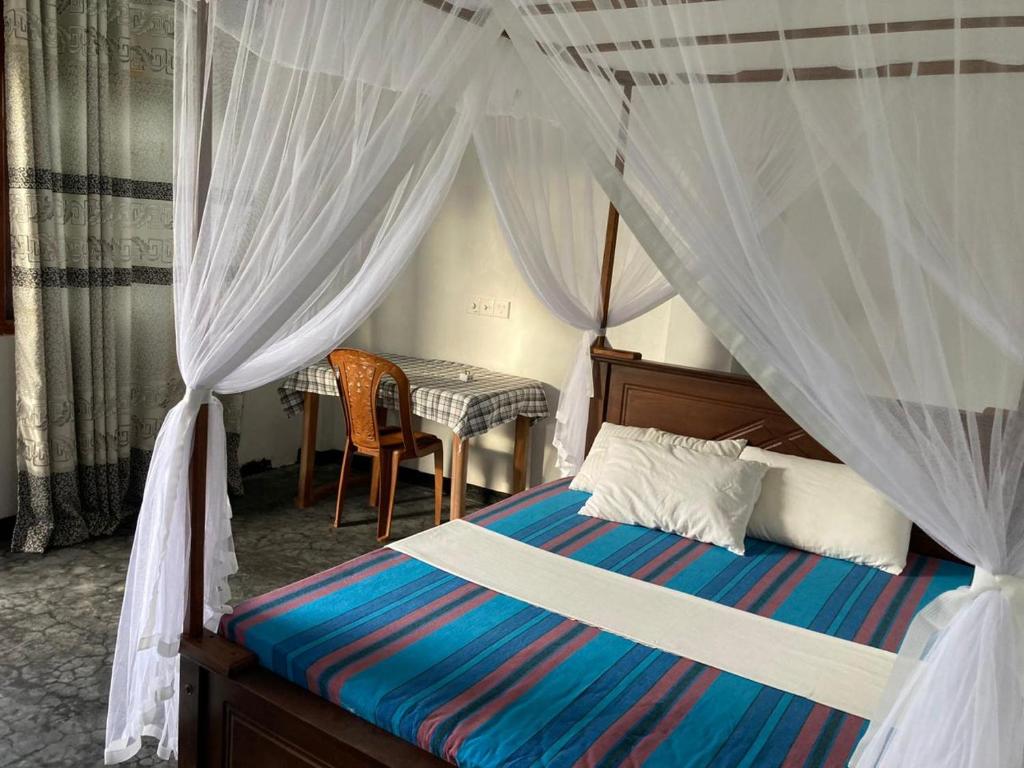 Postel nebo postele na pokoji v ubytování Sayura Beach Hotel
