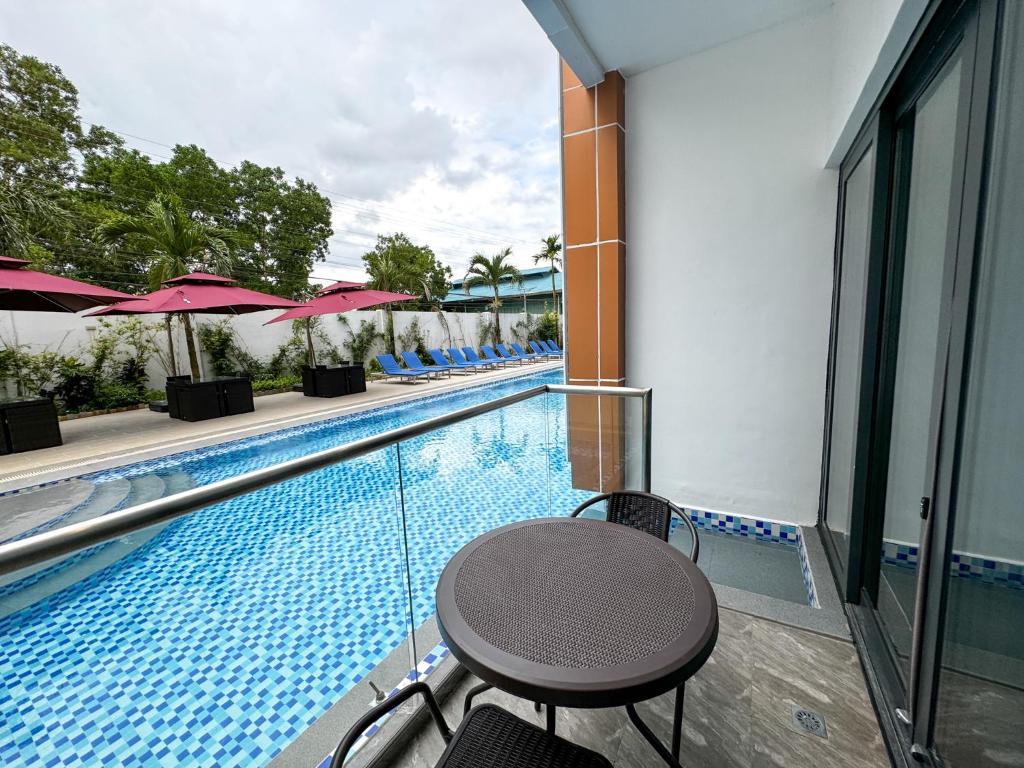 Bazén v ubytování Venus Royale Hotel nebo v jeho okolí