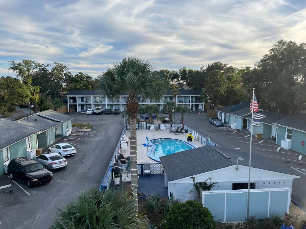 una vista aérea de un complejo con piscina y aparcamiento en Gulf Coast Inn, en Gulf Breeze