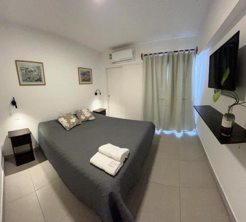 ein Schlafzimmer mit einem Bett und einem Fernseher darin in der Unterkunft DEPARTAMENTO 20 DE FEBRERO in Salta