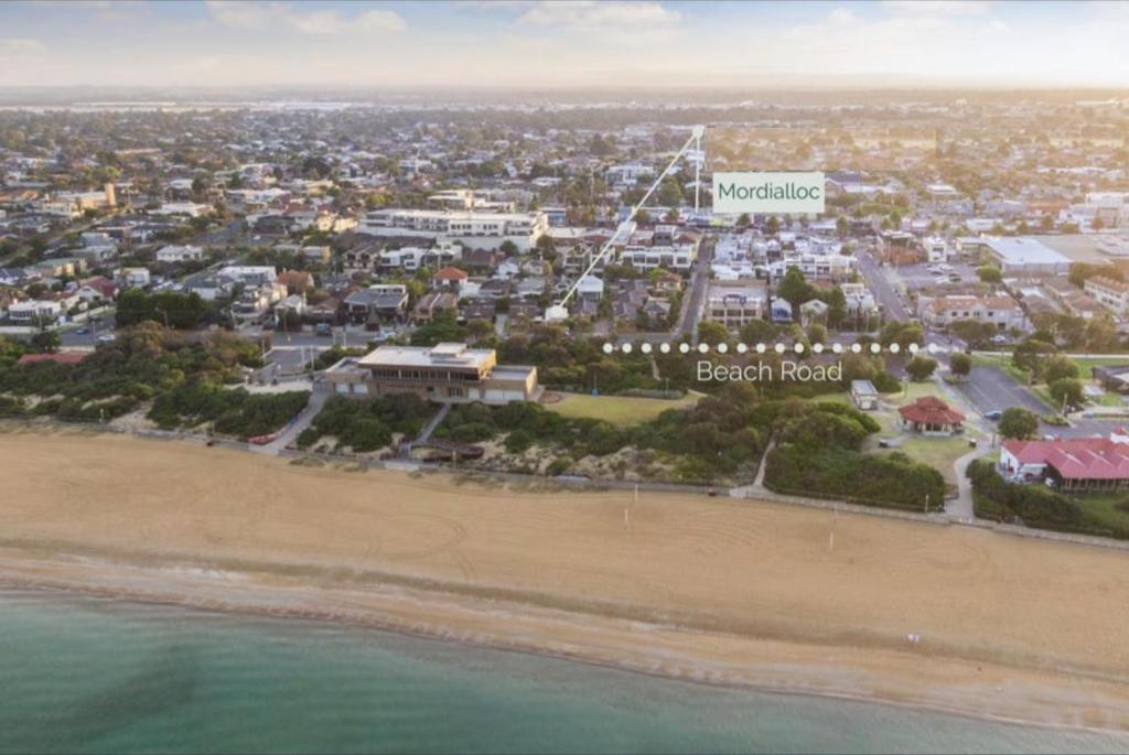 uma vista aérea da estrada da praia de Melbourne em Beach Rd Kids & Pet Friendly Free Parking em Mordialloc
