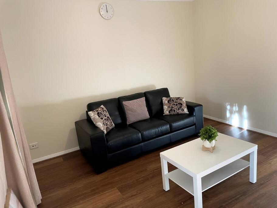 Tasha's Apartments in Angle Park - N38 - Casa De Três Quartos