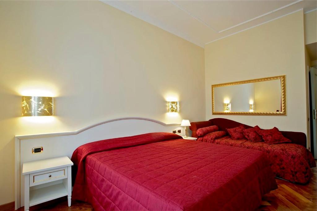Łóżko lub łóżka w pokoju w obiekcie Hotel Excelsior Splendide