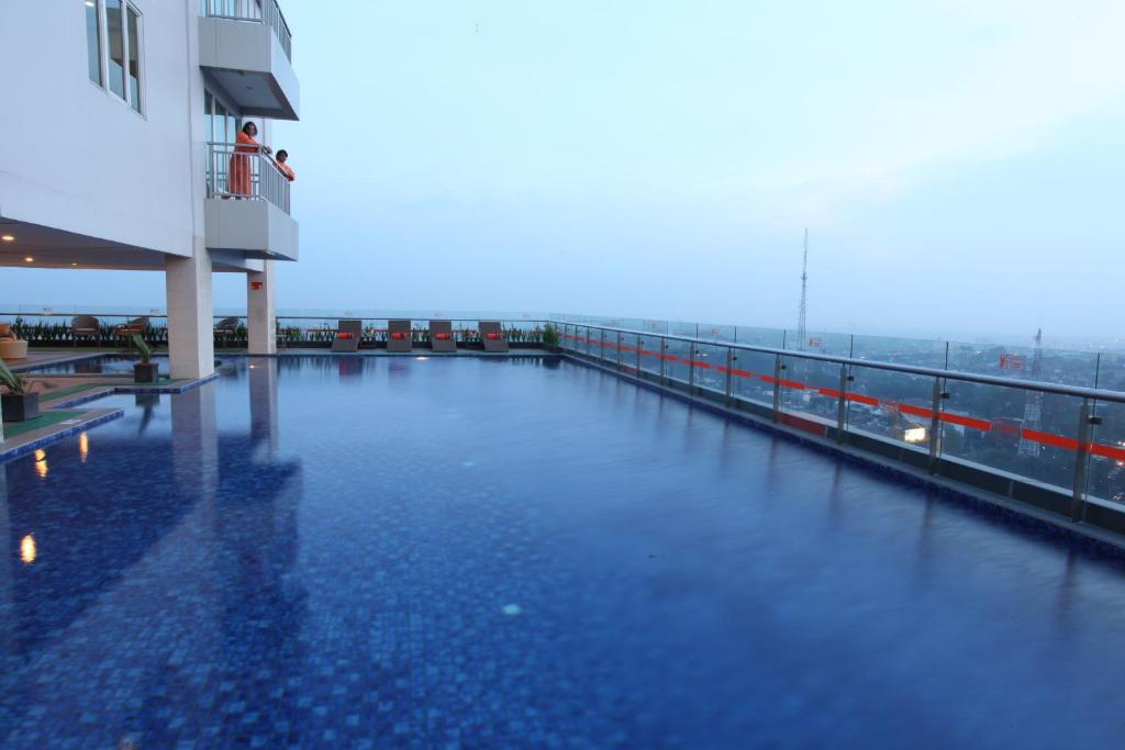 Bazén v ubytování HARRIS Hotel & Conventions Ciumbuleuit Bandung nebo v jeho okolí