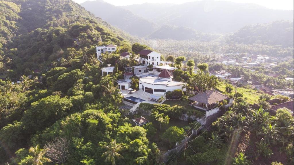 una vista aérea de una casa en una montaña en Villa Kipas Retreat en Senggigi 