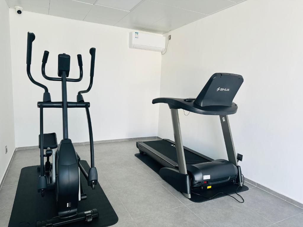 Fitness centrum a/nebo fitness zařízení v ubytování LNCommunity Guangzhou Haizhu Branch