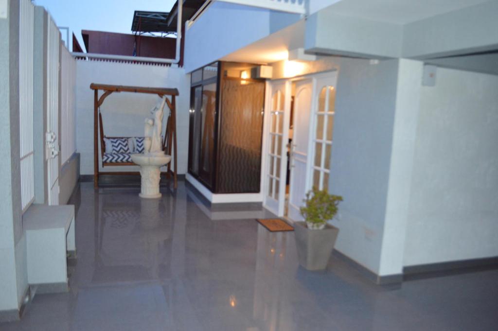 a hallway with a toilet in a building at Hotel Boutique Amalfi in Iquique