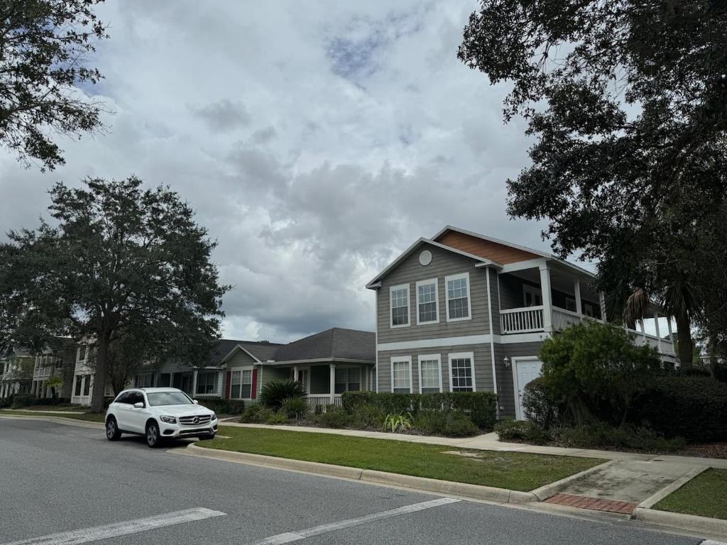 un coche blanco estacionado frente a una casa en A stylish and Comfy Place to Stay, en Gainesville