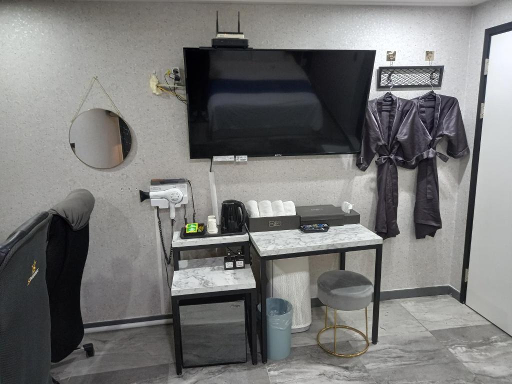 TV a/nebo společenská místnost v ubytování On & Off Hotel Bupyeong