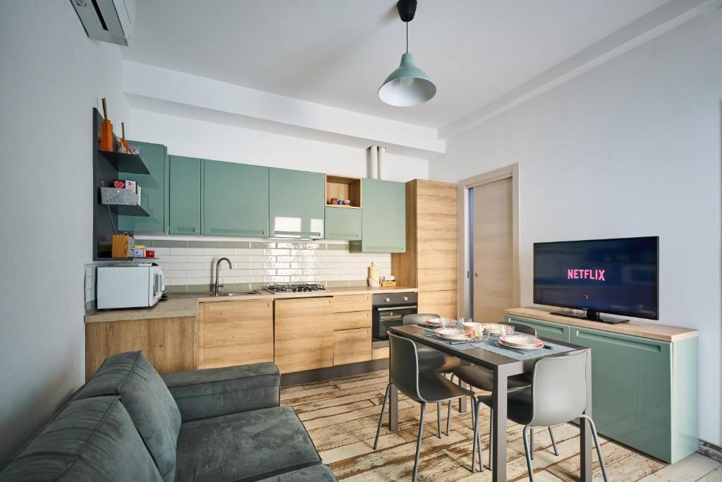 ein Wohnzimmer mit einem Sofa und einem Tisch mit Stühlen in der Unterkunft appartamento a due passi dal mare in Bellaria-Igea Marina