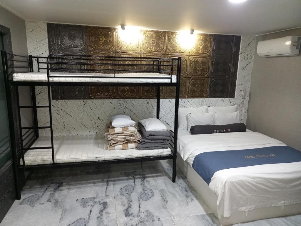 Postel nebo postele na pokoji v ubytování On & Off Hotel Bupyeong