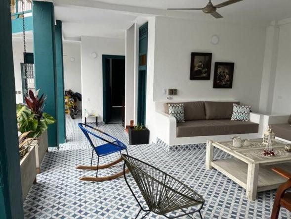sala de estar con sofá, mesa y sillas en Casa en Cauca Viejo con piscina, Jacuzzi y aire acondicionado, en Jericó