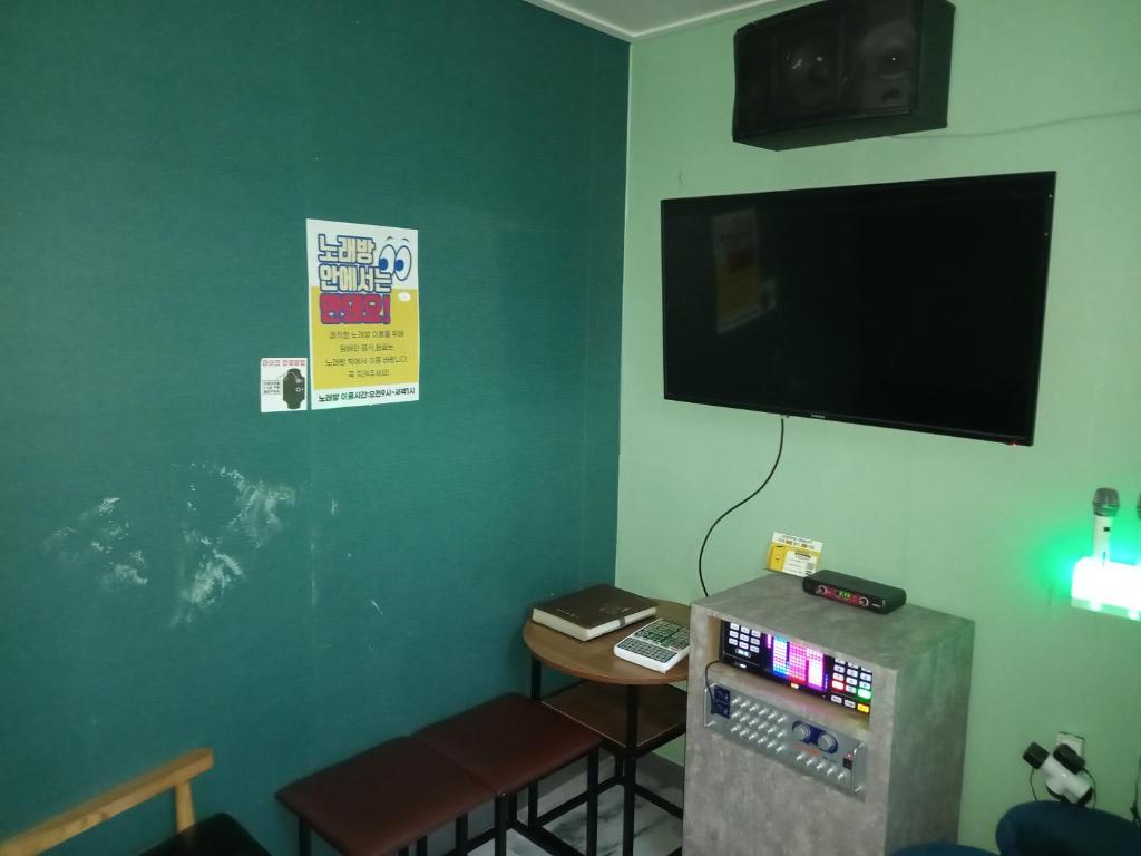 TV a/nebo společenská místnost v ubytování On & Off Hotel Bupyeong