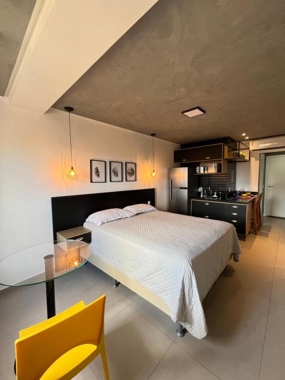 sypialnia z łóżkiem i szklanym stołem w obiekcie Studio Estilo Industrial +Espaço w mieście Mossoró