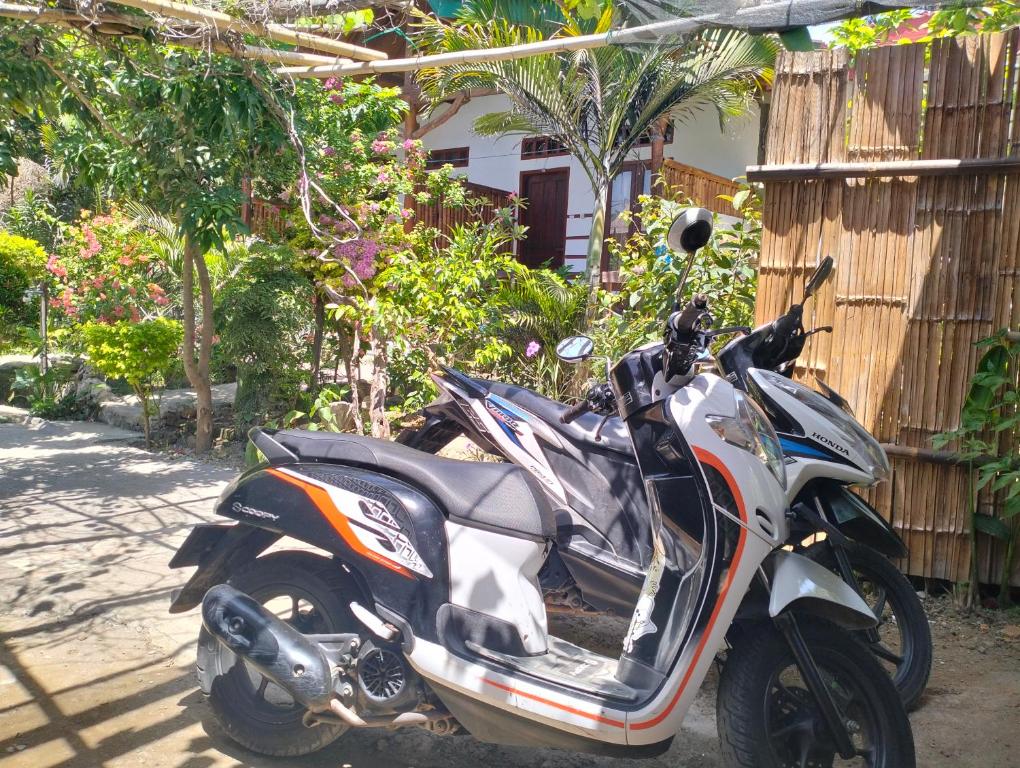 ein Motorrad, das an der Straßenseite geparkt ist in der Unterkunft Nadil Homestay in Kuta Lombok